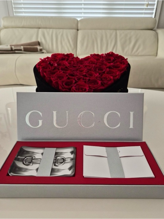 Gucci Handbags - Gucci Luxury Stationery Set (10 Cards
& 10 Envelopes)